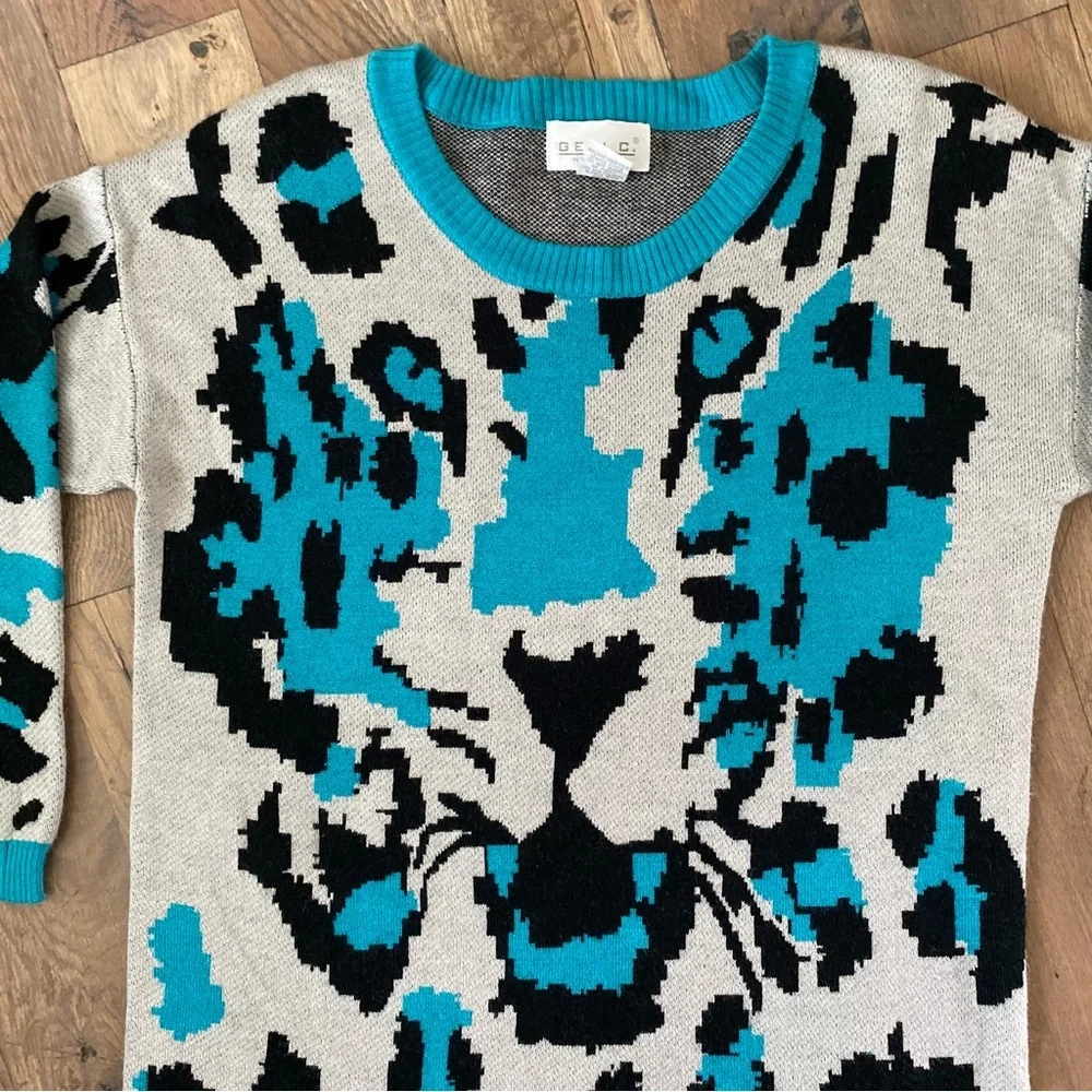 Woman’s Animal Print Sweater Size Medium - Picture 3 of 7